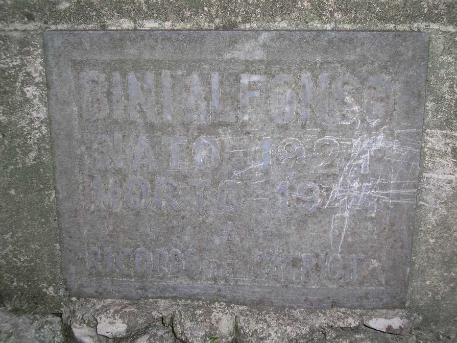 Cippo commemorativo dedicato a Bini Alfonso, nato nel 1924 e morto nel 1944 per la patria.
