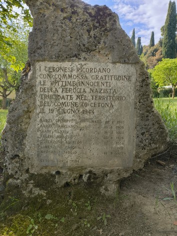 Monumento ai caduti per la Libertà di Cetona, commemorazione storica nel verde del comune.