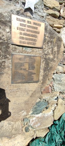 Lapide commemorativa dedicata ai caduti di Maffiotto, simbolo di memoria e libertà.