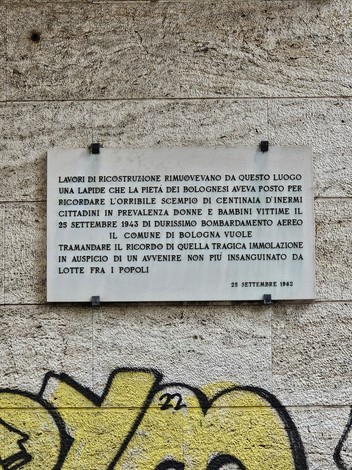 Lapide che commemora le vittime del bombardamento di Bologna del 25 settembre 1943, con un messaggio di memoria.