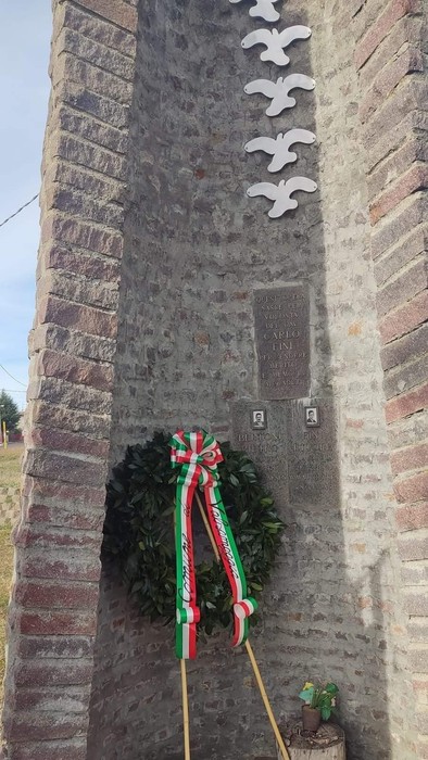 Monumento ai deportati di Ca' Bortolani, caratterizzato da una decorazione in pietra e simboli di pace.