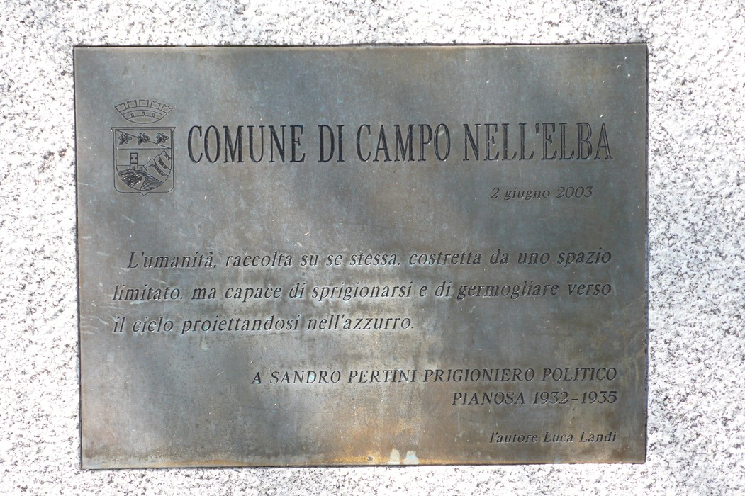 Monumento a Sandro Pertini, dedicato al suo impegno politico e alla sua capacità di ispirare speranza.