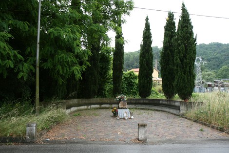 Monumento del Ponte di Ripafratta, zona tranquilla circondata da alberi, commemorativo e evocativo.
