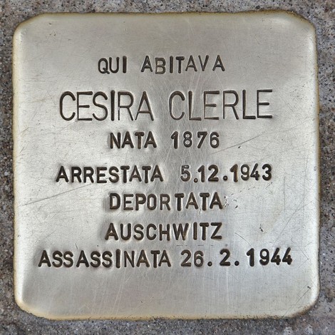 Pietre d'inciampo dedicate alle sorelle Clerle, Grassini e Aboaf, commemorano la loro tragica storia.