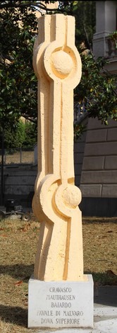 Monumento ai caduti di Cornigliano, scultura in pietra con elementi stilizzati e simbolo di memoria.