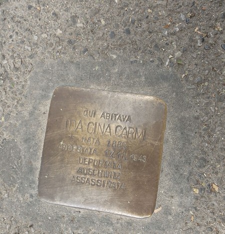Pietra d'inciampo dedicata a Ida Gina Carmi, con informazioni sulla sua vita e deportazione.