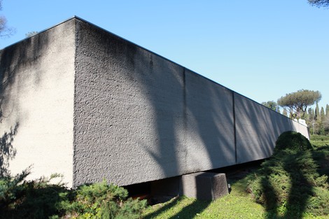 Mausoleo delle Fosse Ardeatine, struttura moderna immersa nel verde, simbolo della memoria storica.