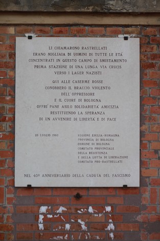 Lapidi commemorative con iscrizioni in ricordo delle Caserme Rosse, simbolo di lotta e resistenza.