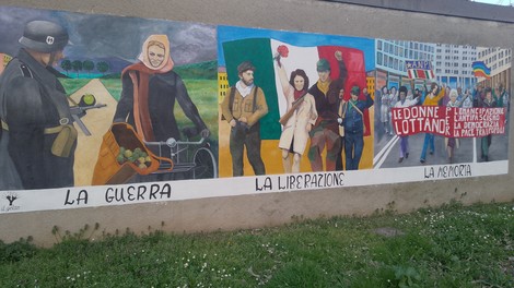 Murale che celebra le donne della Resistenza con immagini di lotta e storia, evidenziando il loro contributo.