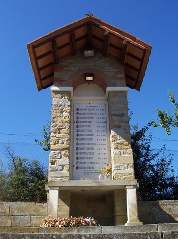 Monumento della Fontaccia, commemorativo, in pietra con copertura a tetto, immerso nella natura.