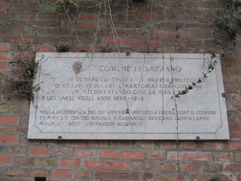Lapide commemorativa dedicata ai martiri e al rifugio antiaereo a Bazzano, risalente al periodo 1943-1945.