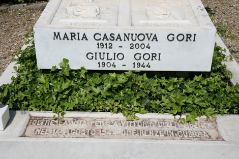 Sepolcro di Giulio Gori, commemorazione in marmo con elementi decorativi e dediche affettuose.