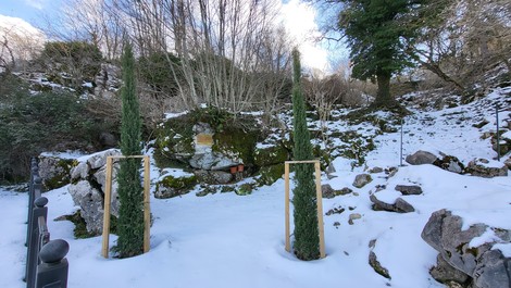 Luogo commemorativo dell'uccisione di don Buttarazzi, immerso nella neve e nella natura.