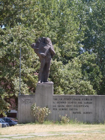 Monumento alla Resistenza di Villa Sesso, commemorazione della lotta partigiana e della solidarietà.