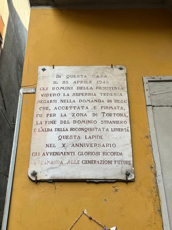 Lapide commemorativa del 25 aprile 1945, che segna la fine del dominio tedesco a Tortona.