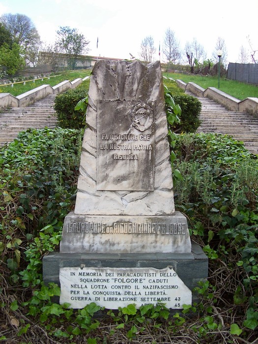 Monumento commemorativo dedicato allo Squadrone "F", onore ai caduti nella lotta per la libertà.