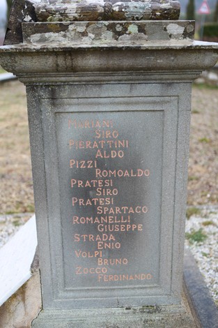 Area monumentale di Sant'Andrea, dedicata a memoria e onore dei caduti, con iscrizioni commemorative.