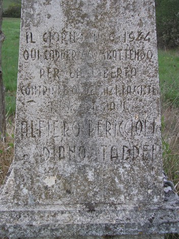 Cippo commemorativo dedicato a Periccioli e Taddei, simbolo di libertà e resistenza.