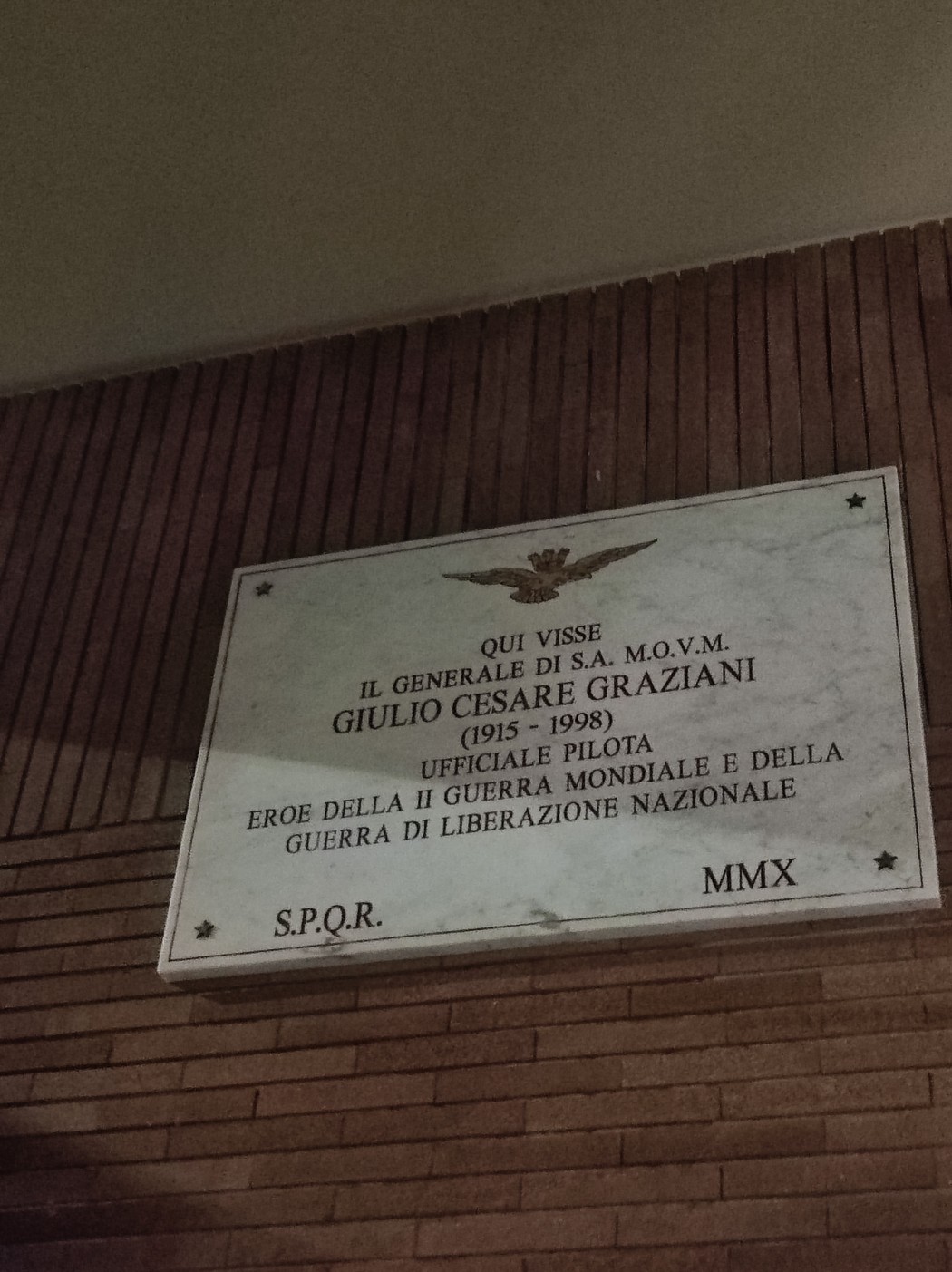 Lapide commemorativa dedicata al generale Giulio Cesare Graziani, eroe della Seconda Guerra Mondiale.