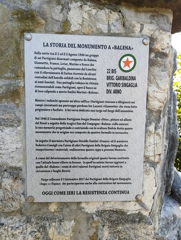 Monumento di Lonchio, simbolo della Resistenza, con una placca commemorativa dedicata ai partigiani.