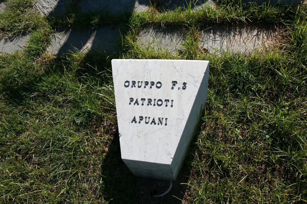 Monumento commemorativo dedicato alle vittime delle stragi di Apuania, simbolo di memoria e resistenza.