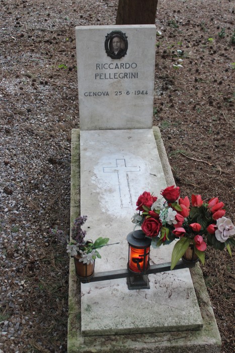 Tombe perpetue dedicate ai caduti per la Libertà, con fiori e una lampada accesa.