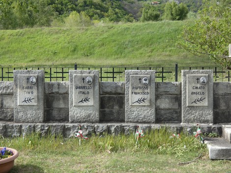 Monumento ai martiri del Gravio: lapidi commemorative in un contesto naturale, in onore dei caduti.