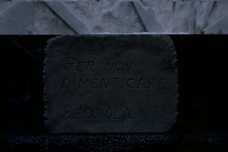 Monumento dedicato alle vittime dell'eccidio di Bergiola, simbolo della memoria storica.