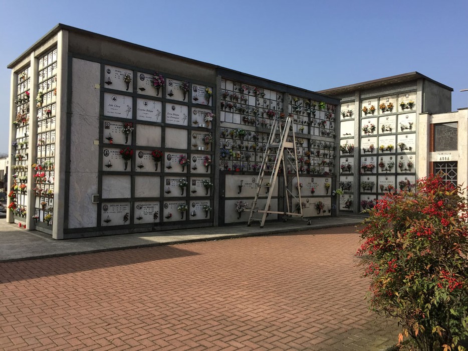 Sepolcro di Ceriali, monumento commemorativo con loculi e decorazioni floreali in un contesto sereno.