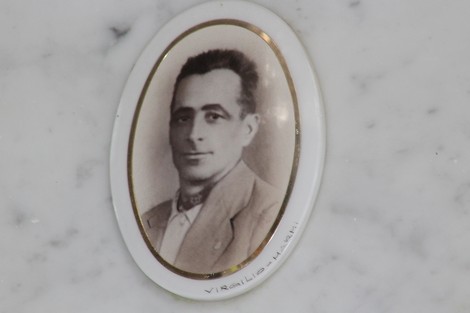 Fotografia di un ritratto commemorativo su marmo, appartenente al "Sacrario dei caduti per la Liberazione".