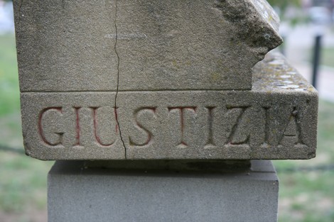 Cippo a Meuret, monumento che celebra il concetto di giustizia, posizionato in un contesto urbano.