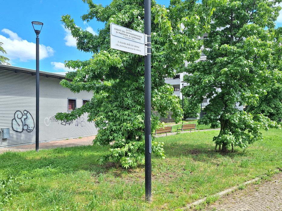 Targa commemorativa dedicata alle vittime del bombardamento del 1942, posizionata in un'area verde urbana.
