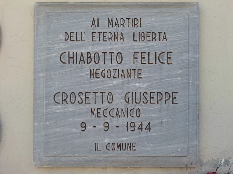 Lapide dedicata ai martiri Chiabotto Felice e Crosetto Giuseppe, commemorazione storica e simbolo di libertà.