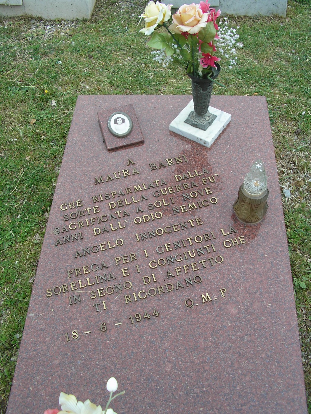 Sepolcro di Barni, commemorazione con fiori e luce, omaggio a Maura Barni, scomparsa nel 1944.
