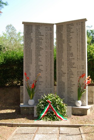 Monumento commemorativo per le vittime della strage di Valla, con nomi incisi su stele di pietra.
