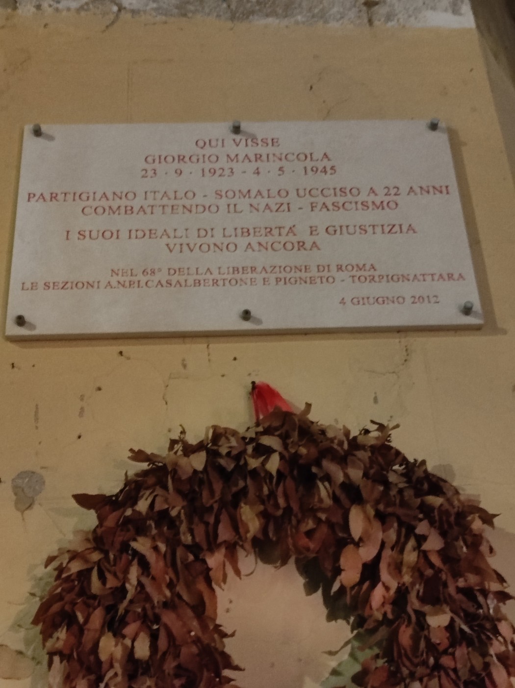 Lapide commemorativa dedicata a Giorgio Marincola, partigiano ucciso nel 1945, simbolo di libertà e giustizia.