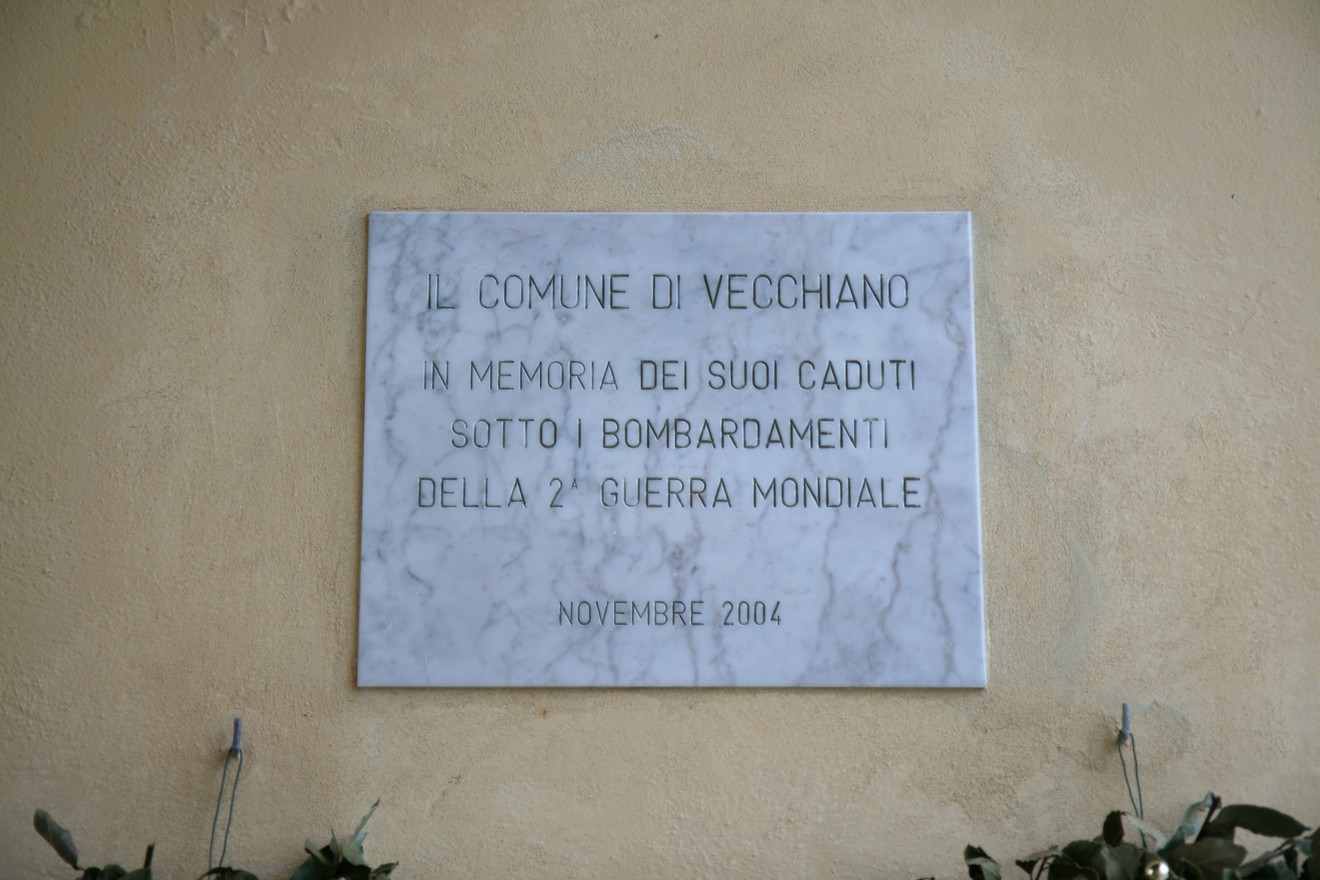 Lapide commemorativa dedicata alle vittime dei bombardamenti della Seconda Guerra Mondiale a Vecchiano.