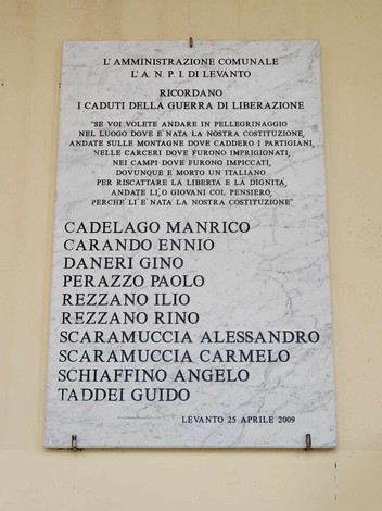 Lapide commemorativa per i caduti della Guerra di Liberazione a Levanto, simbolo di memoria e rispetto.