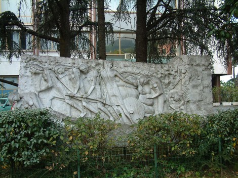 Monumento dedicato alle donne della Resistenza, simbolo di coraggio e sacrificio durante il conflitto.