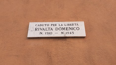 Lapide commemorativa dedicata a Rivalta Domenico, caduto per la libertà nel 1945.