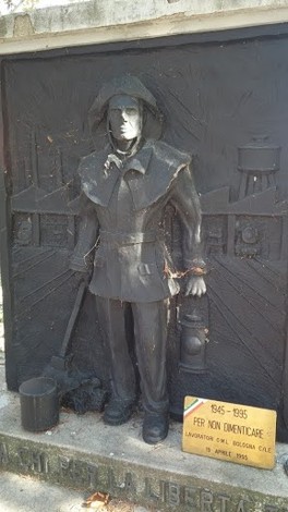 Monumento ai ferrovieri nella Resistenza, commemorazione del contributo dei ferrovieri durante la Seconda Guerra Mondiale.