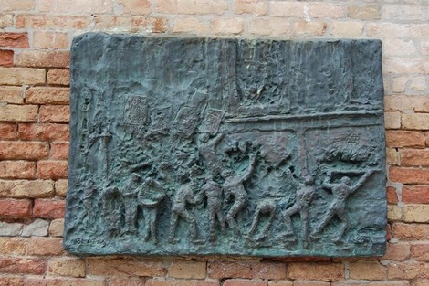 Rilievo bronzeo che rappresenta figure umane in lotta, simbolo del "Monumento all'Olocausto".