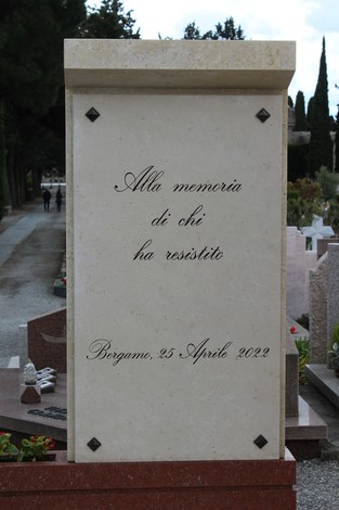 Monumento commemorativo dedicato ai partigiani, situato in un cimitero di Bergamo.