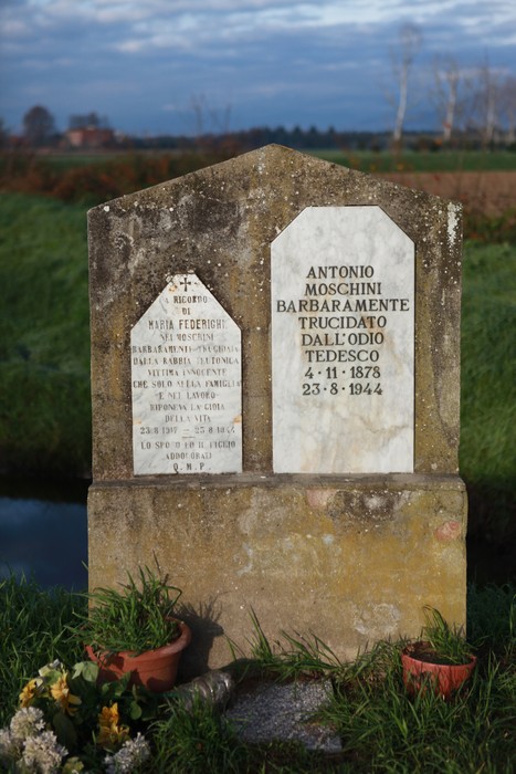Cippo commemorativo dedicato a Moschini e Federighi, memoriale di un tragico evento storico.