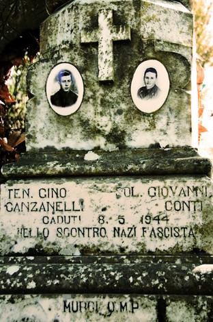 Cippo dedicato ai caduti Ten. Cino Canzanelli e Col. Giovanni Conti, commemorando il loro sacrificio nel 1944.