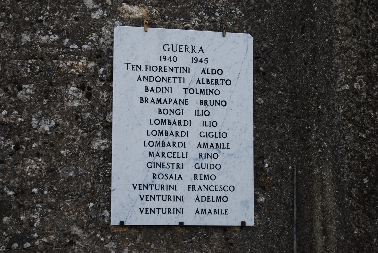 Lapide commemorativa con i nomi dei caduti nella guerra 1940-1945, in omaggio alla memoria collettiva.