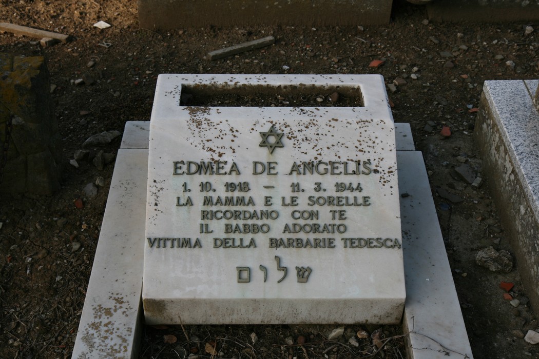 Cenotafi nel cimitero ebraico, in memoria delle vittime della persecuzione nazista.