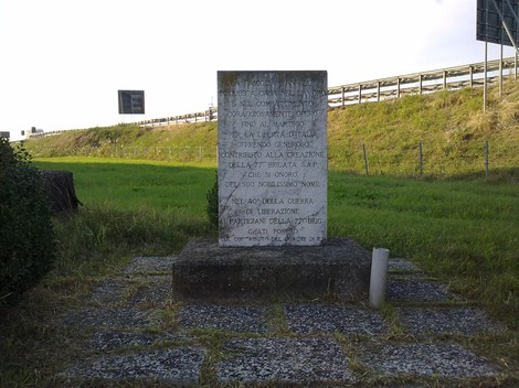 Monumento dedicato alla famiglia Manfredi, situato lungo una strada, circondato da verde.