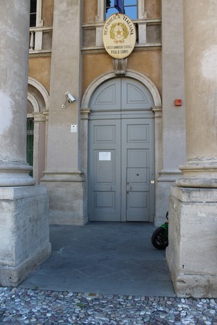 Pietra d'inciampo a D'Amico, monumento commemorativo davanti a un edificio storico in Italia.