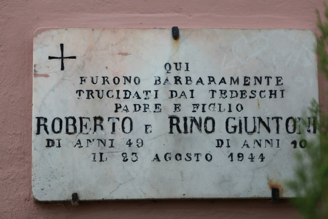Lapide commemorativa in memoria di Roberto e Rino Giuntoni, trucidati dai tedeschi il 23 agosto 1944.